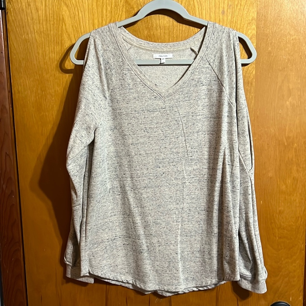 Lightweight sweatshirt with cold shoulder and cutout sleeves